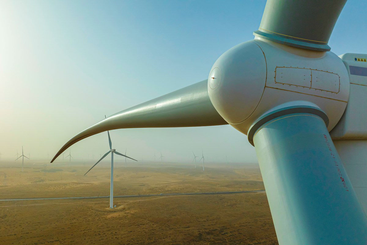 Власти Германии отклонили просьбу французской TotalEnergies об улучшении финансовых условий реализации проектов офшорной ветроэнергетики Правительство не хочет делать исключение которое может побудить другие компания такие как BP потребовать аналогичных изменений В 2023 году компания обязалась выплатить 5 8 млрд за право строительства в Северном и Балтийском морях ветропарков общей мощностью 3 ГВт но теперь утверждает что цена была сильно завышена TotalEnergies пока не начала строительство ветропарков в Северном и Балтийском морях У нее есть время до 21 декабря чтобы подать проектную документацию Вероятность реализации проектов в текущих условиях без изменения параметров оценить сложно но скорее нет Скоро увидим geonrgru YouTube sponsr ru