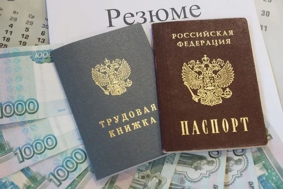 Спрос на работников ЖКХ в Новосибирской области вырос на 40 В Новосибирская область в первом квартале 2026 года резко вырос спрос на специалистов в сфере ЖКХ Количество вакансий увеличилось на 40 по сравнению с аналогичным периодом прошлого года Об этом сообщили аналитики Авито Работа Средняя предлагаемая зарплата в отрасли достигла 53 162 рублей в месяц При этом чаще всего речь идет о полной занятости с графиком 5 2 или 2 2 однако фактический доход может отличаться из за зарплатных вилок и разных форматов работы Наиболее заметный рост спроса зафиксирован на дворников число вакансий для них увеличилось на 31 а средняя зарплата составила 47 634 рубля Также на 31 вырос спрос на сантехников им работодатели предлагают в среднем 66 167 рублей в месяц КП Новосибирск