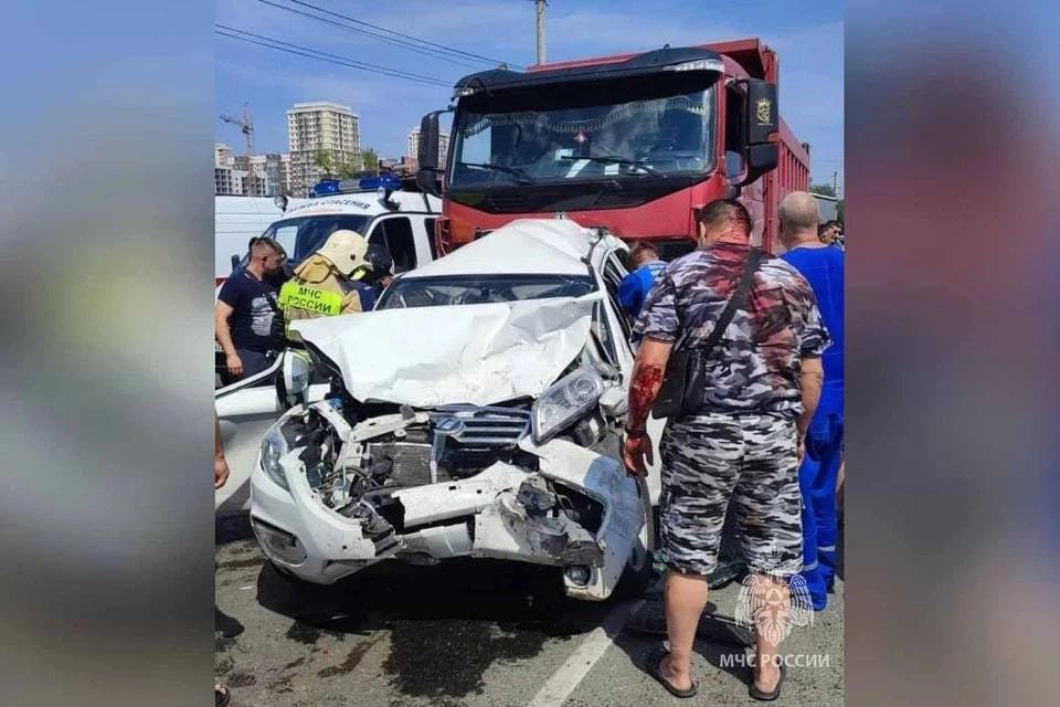 Погибли два человека искалечена девочка подросток устроившему массовое ДТП водителю грузовика пришлось заплатить 6 7 млн рублей В Челябинске водителя грузовика устроившего резонансное ДТП с погибшими заставили заплатить 6 7 млн рублей Массовая авария произошла летом 2023 года на улице Блюхера 34 летний мужчина ехал на грузовике Howo по полосе где движение тяжелых машин запрещено Он протаранил двигавшийся впереди Lifan а тот врезался в ВАЗ ВАЗ ударом выбросило на встречную полосу там он столкнулся с Toyota Fortuner В легковушке Lifan угодившей под грузовик ехала семья супруги и их дети В ДТП погибли 51 летняя мать и ее 23 летний пасынок 13 летняя дочь едва не умерла Врачам удалось спасти ее жизнь но девочка серьезно пострадала и до сих пор нуждается в реабилитации Водителя Howo отправили в колонию поселение а вдобавок обязали перечислить родным погибших 6 7 млн рублей в качестве компенсации морального вреда 530 тыс рублей из этой суммы виновник аварии выплатил еще во время расследования на медпомощь искалеченной девочке Деньги должны были получить пять челябинцев водитель Lifan его бывшая жена мать погибшего молодого человека сестра мать и дочь погибшей женщины Часть средств помогли собрать родственники виновника ДТП Сам мужчина вышел из колонии в мае 2025 года и пообещал что выплатит долг Он отдал злополучный грузовик в аренду а вырученные деньги перечислял пострадавшим Однако судебные приставы заметили что счета пополняются незначительно Как рассказали в региональном ГУФССП грузовик решили арестовать Его вскоре заметили на дороге во время совместного рейда с ГАИ После ареста Howo виновник аварии сумел быстро собрать недостающие миллионы и выплатил компенсации всем пострадавшим Подписаться на chelkp