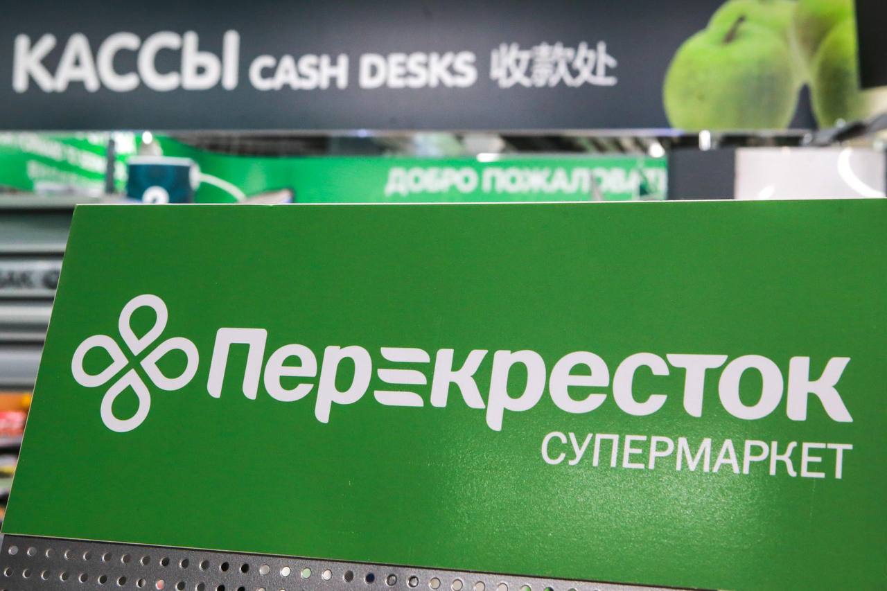 Мигрантам в Петербурге хотят запретить работу в сетях ретейла после убийства покупателя в Перекрёстке сообщил глава МВД по Петербургу Роман Плугин Документ готовится по примеру инициативы о курьерской доставке и такси мигрантам запрещено работать в этих сферах в Петербурге Если инициатива будет принята мигрантам запретят работать в ретейле города в любом качестве Также Плугин сообщил что в сфере торговли Петербурга на данный момент работают 5 тысяч мигрантов По мнению представителей полиции реальные цифры статистики значительно превышают официальные Несмотря на введённый запрет мигранты продолжают работать в доставке и в такси с ноября прошлого года года на иностранцев было составлено 800 административных протоколов 700 на курьеров и 100 на таксистов подчеркнул Плугин Сергей Коньков ДП Подписаться на ДП в Telegram MAX