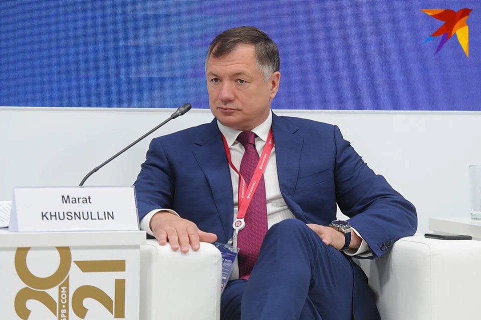 Правительство потратит из федерального бюджета более ₽1 трлн на финансирование семейной ипотеки в этом году, заявил вице-премьер РФ Марат Хуснуллин в интервью телеканалу «Россия-24».  По его словам, семейную ипотеку финансируют безлимитированно.  «Вот сколько люди приходят за ипотекой, столько мы даем. Да, а это большая нагрузка на бюджет, потому что мы большую разницу доплачиваем между стоимостью выдачи ипотеки для человека и [тем], сколько банк занимает деньги на внешнем рынке, исходя из высокой ставки Центрального банка. Поэтому вот эту всю разницу, там до 6% — мы всю ее доплачиваем из бюджета. И это гигантские деньги, это больше триллиона в этом году будет потрачено средств», — указал вице-премьер.  Программа «Семейная ипотека» с годовой ставкой 6% действует до 2030 года. Ее можно взять на покупку квартиры в новостройке или строительство индивидуального жилого дома. С 1 апреля 2025 года семейная ипотека была распространена на вторичный рынок в городах, где ведется строительство не более двух домов.   Ранее стало известно, что уже этим летом в России может появится новая льготная ипотечная программа — для участников СВО. По словам первого зампреда комитета ГД по строительству и ЖКХ Владимира Кошелева, кредиты будут выдаваться под 2%. Получателями смогут стать как участники СВО, так и их супруги. В случае гибели человека  и отсутствии супруги  оформить ссуду также смогут родители военного и совершеннолетние дети. Минимальный первоначальный взнос предлагается установить на уровне 20%, а лимиты по сумме займа будут аналогичны семейной программе — ₽12 млн для Москвы, Московской области, Санкт-Петербурга и Ленинградской области и ₽6 млн — для остальных регионов.