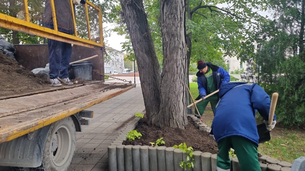 На клумбах Новороссийска начинается посадка осенне-зимней цветочной рассады  Сотрудники МБУ «Центр озеленения и благоустройства» выполнили уходные работы на клумбах Центрального и Восточного внутригородских районов. Летние цветы долго радовали жителей города, но пришло время сменить их на осенне-зимний ассортимент.  Подробнее можете ознакомиться на официальной странице администрации на платформе «Дзен»