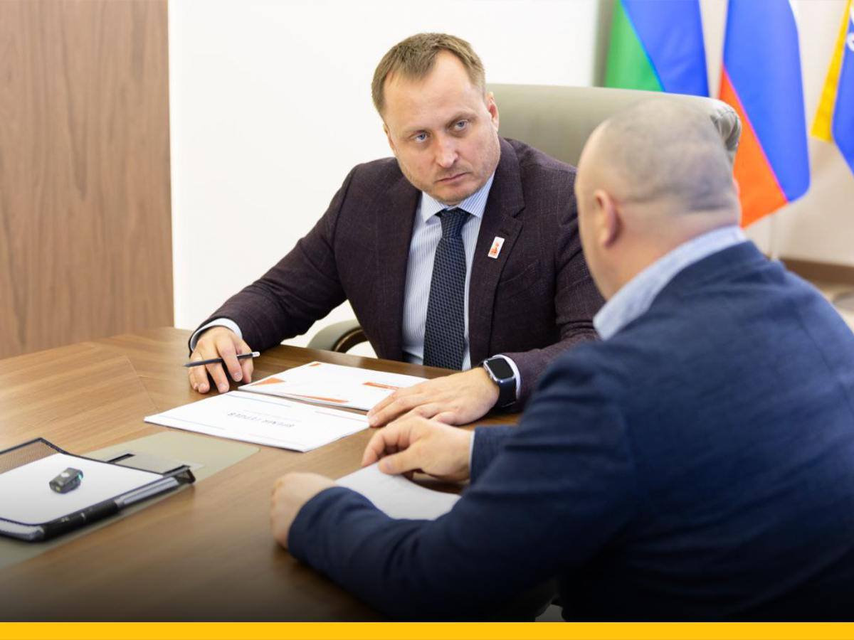 Мэр Сургута запретил чиновникам приходить на работу с похмелья и выкладывать голые фото В Сургуте утвердили свод морально-этических правил, обязательных для всех сотрудников городской администрации. Кодекс этики и служебного поведения подписал глава Максим Слепов. Он регулирует, как именно должны вести себя чиновники не только в рабочее время, но и за его пределами — особенно в публичном пространстве и социальных сетях. Документ имеется в распоряжении NEFT. Так, сотрудникам мэрии запрещается приходить на работу в нетрезвом виде или с похмелья, вести себя грубо, оскорблять или угрожать коллегам и гражданам. Руководителям предписано быть «образцом безупречной репутации» для подчиненных. Запрещено также публичное выражение политических взглядов — и симпатий, и антипатий. Администрация города порицает любые формы дискриминации по признаку пола, возраста или национальности. Отдельное внимание в кодексе уделено поведению чиновников в соцсетях. Им не рекомендуют публиковать фотографии с алкоголем, сигаретами, из казино, ресторанов или на фоне люксовых автомобилей и интерьеров. Под запрет также попали откровенные снимки, участие в дискуссиях и сообществах с критикой государства, лайки и репосты экстремистского, порнографического или провокационного контента. Контролировать соблюдение норм будет специальная комиссия. В случае серьезных нарушений чиновникам могут ограничить продвижение по службе или применить иные дисциплинарные меры. _________ NEFT