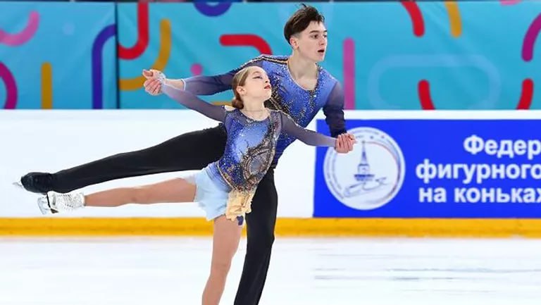 Полина Шешелева и Егор Карнаухов выиграли золото юниорского чемпионата России в парах Фигуристы суммарно набрали 190 12 балла Серебро взяли Полина Сажина и Алексей Белкин 187 47 Бронзовыми призерами стали Таисия Гусева и Даниил Овчинников 186 61 Подписывайтесь на РИА Новости Спорт в MAX