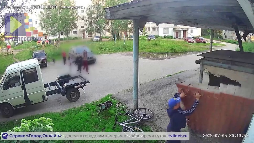 Прокуратура начала проверку после сообщений о падении перегородки на ребенка в поселке Семибратово. На видео видно, что подросток забрался на крышку подъезда, при спуске стена рухнула и придавила его. Домом управляет ООО "Дом Эконом". Проверят исполнение требований по содержанию и ремонту дома, а также работу жилищного надзора. «В ходе проверки будет дана оценка исполнению требований законодательства о содержании и ремонте жилого дома, а также исполнению органами государственного жилищного надзора полномочий по контролю за деятельностью управляющей компании» — прокуратура Ярославской области. Фото: Прокуратура Ярославской области Еще больше новостей — в Telegram-канале «Ъ-Ярославль»