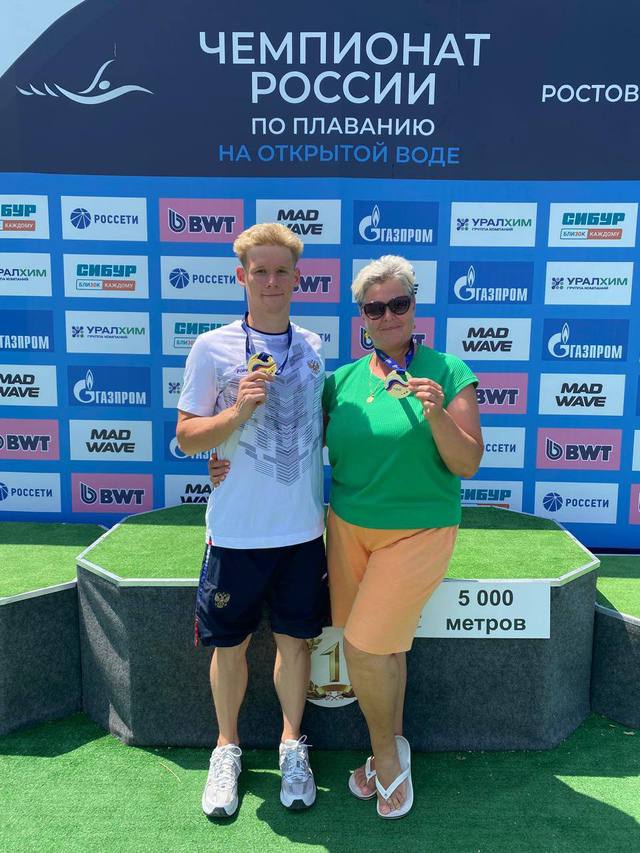 Новые награды высшей пробы в спортивной копилке региона. Рыбинский спортсмен Александр Степанов стал победителем сразу в двух дисциплинах на чемпионате России по плаванию на открытой воде в Ростове-на-Дону. Он выиграл на дистанциях 5 и 10 километров. Также поздравляю команду Ярославской области, завоевавшую первое место в эстафете 4 × 1250 метров. Наши спортсмены подтвердили высокий уровень региональной школы плавания и укрепили ее позиции на всероссийском уровне. Гордимся успехами наших ребят и поддерживаем развитие спорта в регионе. Поздравляю с победой и желаю новых достижений!