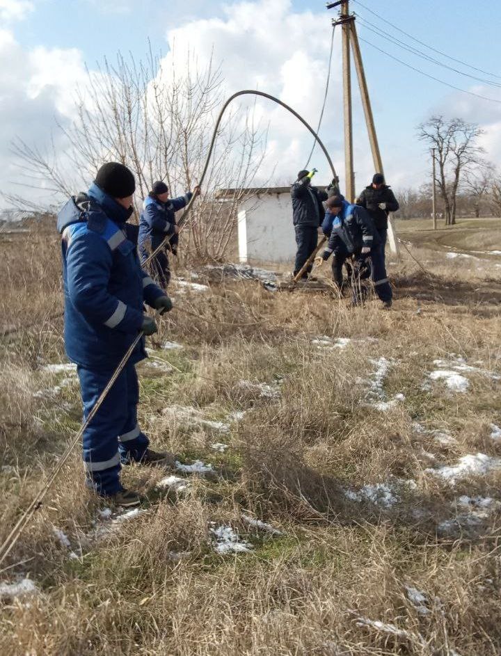 Ремонтно-восстановительные работы в Нижнесерогозском округе  В селе Анатольевка специалисты ГУП ХО «Облводоканал» выполнили ремонт вышедшего из стоя глубинного насоса, а также провели сварочные работы водонапорной колонны башни Рожновского.   В ходе регулярного осмотра и контроля работы электрооборудования артезианских скважин была проведена настройка таймеров насосного оборудования в селе Нижние Торгаи.  Аварийная бригада также выполнила ремонт дворовых водоподъемных колонок в селах Вольное, Верхние Серогозы, Вербы, Демьяновка, Новопетровка, Чеховка и Нижние Торгаи. Теперь жители этих населенных пунктов имеют доступ к качественной питьевой воде без перебоев.    Если у вас возникла ситуация, требующая вмешательства аварийной службы, обратитесь в центральную аварийно-диспетчерскую службу ГУП ХО «Облводоканал» по телефону: +7  990  081-68-68  #НижнесерогозскийТПУ       Одноклассники