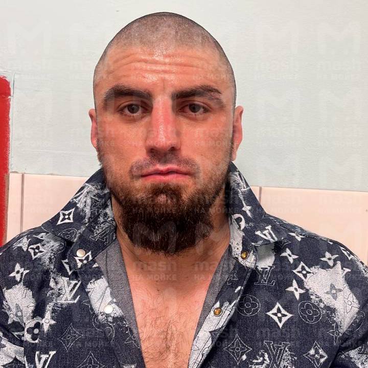 Бойца ММА Ислама Вагабова, избившего людей в Кудрово, задержали там же, на районе. Почти два месяца он скрывался от сотрудников уголовного розыска — для конспирации даже побрился налысо. Полицию Вагабов интересует по поводу двух инцидентов в Петербурге и области — апрельской стрельбы по автобусу в Невском районе и избиения женщин и мужчины в Кудрово в начале июня. По обеим ситуациям возбуждены уголовные дела по статье о хулиганстве. По нашей информации, после задержания боец чувствовал себя неважно, его повезли в больницу, а далее он скорее всего отправится в ИВС.