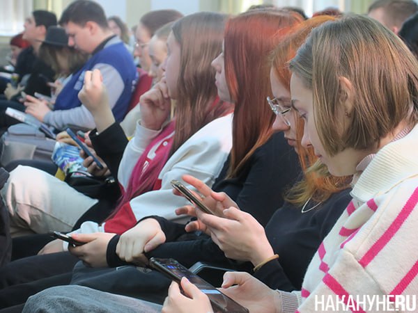 Половина бюджетных мест в вузах будет распределяться через прямой госзаказ Не менее половины бюджетных мест в вузах теперь будет распределяться путем прямого государственного заказа на подготовку специалистов для приоритетных сфер, заявил вице-премьер российского правительства Дмитрий Чернышенко. Он напомнил, что полномочия по регулированию коммерческого приема в вузы будут закреплены нормативно. Также более адресным и целевым станут кредиты на образование: "Со следующего учебного года льготное кредитование под 3% будет доступно исключительно по приоритетным для экономики направлениям, куда входят инженерные специальности".