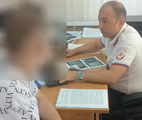 В Анапе арестовали водителя, задавившего на заправке спящую собаку  Инцидент произошёл на автозаправочной станции в ст. Гостагаевской в конце мая. Полиция сразу же организовала проверку и, спустя время, установила личность водителя, совершившего наезд на беззащитного пса. -В отношении 21-летнего жителя станицы Гостагаевская составлен протокол об административном правонарушении по части 2 ст. 12.27 КоАП РФ «Оставление водителем в нарушение Правил дорожного движения места дорожно-транспортного происшествия, участником которого он являлся»,-прокомментировали в полиции Анапы. Решением суда станичника поместили под административный арест.
