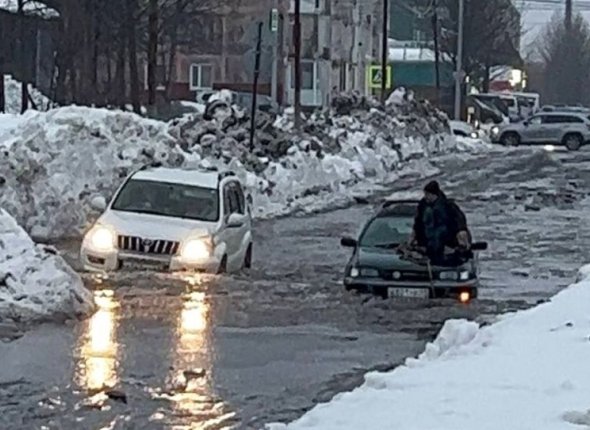 16 декабря циклон с Охотского моря вновь осадками обрушился на Камчатку В Петропавловске Камчатском за сутки выпало 52 мм что стало новым суточным рекордом Прежний составлял 32 мм и принадлежал 2001 году Это второй случай в декабре с суточным рекордом осадков Причем осадки 16 декабря прошли в виде сильного дождя при температуре воздуха 5 градусов И ветер при прохождении теплого фронта усиливался в порывах до 26 м с С начала месяца в городе выпало 229 мм осадков или 194 от нормы За сутки к утру 17 декабря высота снежного покрова за счет тепла и дождя уменьшилась с 52 см до 44 см