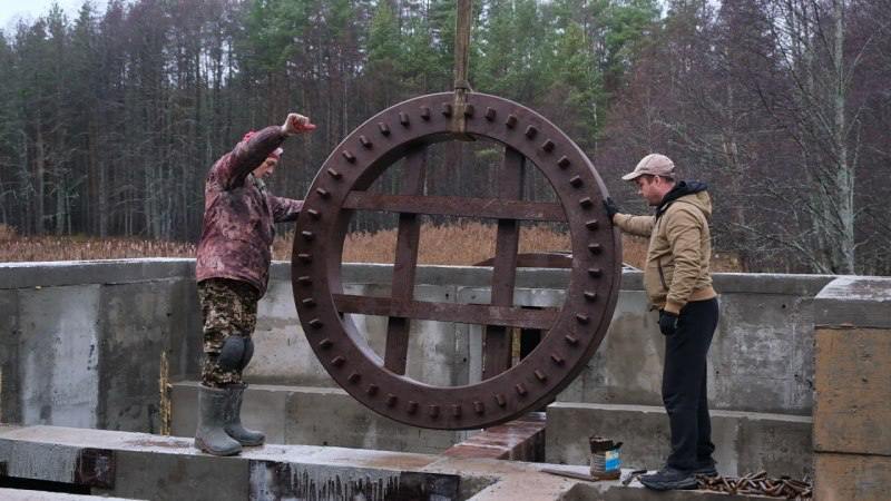 Водяную мельницу Рудольфа Кикута восстанавливают в печорской деревне Сорокино на реке Обдех  Уже установлено водяное колесо. Каждая деталь механизма водяной мельницы сделана из дуба, только этот вид древесины может комфортно находиться в воде.    Мельница будет использоваться по прямому назначению — производство ржаной, льняной, овсяной, конопляной муки.    Проект «Мельница Кикута. Парк ремесел» стал победителем конкурсного отбора Министерства сельского хозяйства РФ на получение федеральной поддержки в рамках президентского гранта «Агротуризм». На средства гранта создадут комплексный туристический объект, где восстановят работу водяной мельницы с прилегающей инфраструктурой, построят гостевой дом для размещения туристов.  Оставайтесь с нами     #Псковтуристический #Псковскаяобласть