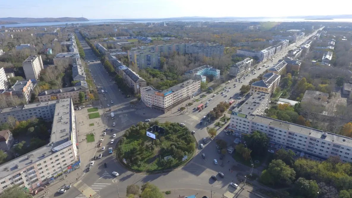 Комсомольск на Амуре ждёт полная замена систем водоснабжения и водоотведения Сегодня 1 декабря группа компаний Росводоканал приступает к своей деятельности по обслуживанию сетей водоснабжения и водоотведения Комсомольска на Амуре В общей сложности оператор совместно с ВЭБ РФ направит на развитие инфраструктуры Города юности свыше 350 миллиардов рублей По информации пресс службы администрации города Комсомольск на Амуре станет первым российским городом где в рамках государственно частного партнёрства концессионер полностью заменит сети водоснабжения и водоотведения При этом сокращений в местных профильных МУП не планируется все сотрудники сохранят рабочие места и будут обеспечены соцгарантиями и льготами Концессионное соглашение заключено правительством Хабаровского края администрацией Комсомольска на Амуре и группой компаний Росводоканал Оно подразумевает комплексную модернизацию систем водоснабжения и водоотведение срок действия документа составляет 49 лет Только за первые 20 лет оператор вложит в инфраструктуру более 73 миллиардов рублей todaykhv