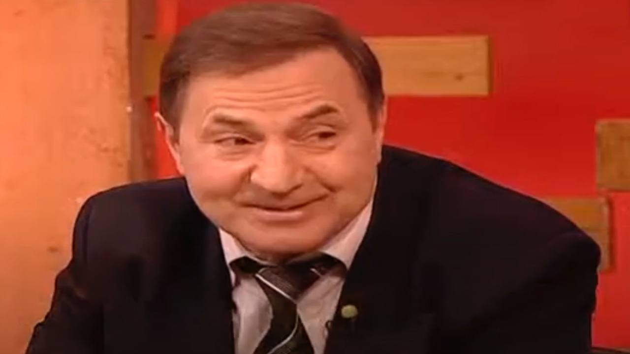 СМИ Тело известного советского тренера по боксу Олега Чехова найдено в его квартире в подмосковном Реутове Сообщается что у погибшего огнестрельное ранение Рядом лежал пистолет Следователи проверяют версии возможного убийства и суицида Подписаться Прислать новость Чат