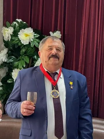 Директор интерната на Ставрополье наживался на пациентах и подчинённых Новое уголовное дело возбудили против экс директора психо неврологического интерната ПНИ Владимира Браткова По версии следствия руководитель учреждения также был фермером В пользовании фигуранта и его дочери в посёлке Тоннельном Кочубеевского округа края находились два земельных участка площадью более 680 тысяч кв м С апреля 2023 по сентябрь 2025 года Братков для обработки полей привлекал сотрудников ПНИ Он также использовал принадлежащую интернату сельскохозяйственную технику а также горюче смазочные материалы которые приобретались за счёт бюджета Ущерб учреждению превысил 1 млн рублей Ранее стало известно что прокуратура провела проверку и установила что в сентябре 2023 года в психоневрологический интернат поступили 16 недееспособных пациентов Директор учреждения не открыл счета для зачисления пенсий постояльцам как этого требует закон По документам выплаты якобы выдавались на руки На самом деле пациенты ПНИ считает следствие расписывались в квитанциях но денег не получали Люди подписывали бумаги не осознавая характер и содержание подписываемых документов ввиду состояния здоровья уточнили в надзорном ведомстве С октября 2023 года по август 2025 года постояльцы не получили причитающиеся им выплаты на общую сумму более 4 1 млн рублей Владимир Братков находится под домашним арестом Подписывайтесь на нас во ВКонтакте и в Одноклассниках чтобы быть в курсе самых интересных новостей Кавказа Подписывайтесь на телеграм канал АиФ Северный Кавказ