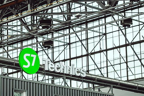 В России расширили мощности по ремонту двигателей Airbus и Boeing S7 Technics входящая в группу S7 завершила строительство второй очереди завода в Москве по ремонту авиадвигателей и компонентов для самолетов Airbus 320 и Boeing 737 Об этом сообщает ТАСС со ссылкой на издание Ведомости Как отмечается запуск нового корпуса площадью почти 60 тыс кв м позволит увеличить объем капитального ремонта силовых установок с 40 до 65 единиц в год и в полтора раза сократить сроки проведения работ Инвестиции группы S7 в проект с 2021 года превысили 10 млрд рублей Как рассказал заместитель гендиректора компании Андрей Соколов предприятие уже освоило разборку и инспекцию деталей двигателей CFM56 5B и CFM56 7B а также обслуживание вспомогательных установок Honeywell С вводом второй очереди завод сможет ремонтировать 16 дополнительных типов авиазапчастей включая газотермическое нанесение покрытий вакуумную термообработку дробеструйное упрочнение и прочее aviaru net n290023