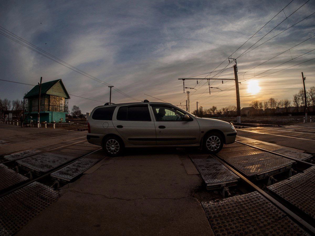 Скоростная магистраль Москва Минск пройдет через Смоленск В рамках реализации декрета о трансграничном пригородном сообщении между Смоленской и Витебской областями запустят первые электропоезда Пилотными станут маршруты Смоленск Витебск и Смоленск Орша Об этом заявил госсекретарь Союзного государства Сергей Глазьев отметив что льготы для пассажиров из обеих стран будут сохранены Но главной темой предстоящего заседания Высшего Госсовета станет еще более масштабный проект высокоскоростная магистраль Москва Минск Ожидается подписание трехлетнего меморандума о ее реализации трасса которой пройдет через Смоленск