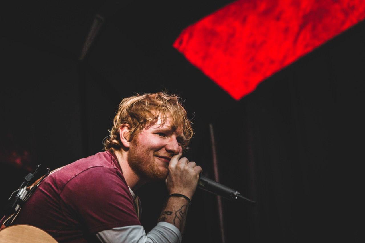 Apple Music назвал трек десятилетия — и это «Shape of You» Эда Ширана! Платформа собрала топ-500 самых популярных песен, где хит 2017 года занял первое место. Он держался в чартах более 1000 дней и стал рекордсменом по стримам в день релиза.
