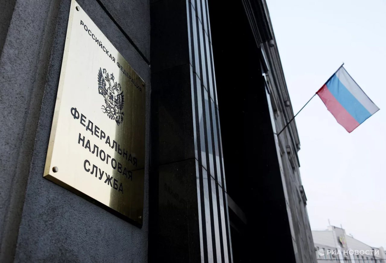ФНС России в июле начнет рассылать предзаполненные заявления на вычеты, чтобы получить их смогли все, кто имеет на это право, даже без подачи налоговой декларации, сообщила РИА Новости замглавы ведомства Светлана Бондарчук. Такой проактивный режим предоставления вычетов в России существует с 2021 года. После появления заполненного заявления в "личном кабинете налогоплательщика" его нужно подписать электронной подписью и отправить в налоговую в электронном же виде.