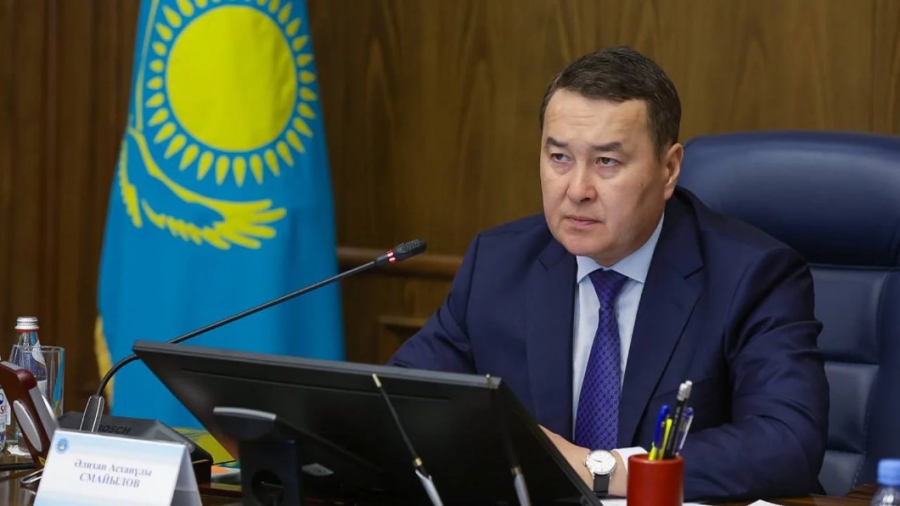 Минэнерго не видит мрака: казахстанцы переплачивают за свет миллиарды, а KEGOC закупается втридорога В Высшей аудиторской палате проверили, как работает госполитика в электроэнергетике. Итоги оказались тревожными. Износ генерирующих мощностей достигает 55 %, электросетей — 76 %. Большинство станций работают с советских времен: их производительность падает, а риски аварий только растут. При этом спрос на электроэнергию тоже не падает. Генерация и потребление по регионам страны не сбалансированы. Большая часть мощностей находится на севере, а четверть всего потребления — на юге. Самодостаточными признали только Павлодарскую область, ВКО и СКО. Планы по модернизации и прозрачности тарифной политики, утверждённые ранее, не выполнены. Сфера продолжает зависеть от импорта оборудования. Минэнерго, по данным аудиторов, не контролирует затраты на производство и реализацию электроэнергии, из-за чего предельные тарифы утверждаются без должного обоснования. Система стала удобной площадкой для неконтролируемых операций. В 2024 году 18 провайдеров закупили у 187 организаций 13,7 млрд кВт∙ч электроэнергии — более чем на 200 млрд тенге — в обход официальных операторов. Аналогично поступили майнеры, приобретя 901 млн кВт∙ч на сумму свыше 13 млрд тенге. «Прежде всего, со стороны Минэнерго должен быть мониторинг за объёмами производства, потребления и фактическими тарифами. Сейчас получается, что майнеры потребляют, по данным аудита, до 1 млрд киловатт-часов электричества, купленного в обход единого закупщика. Как можно допускать бесконтрольное потребление энергии майнерами в условиях её нехватки?» — заявил председатель ВАП Алихан Смаилов. Представители Минэнерго ответили, что лицензирование и порядок работы майнеров уже проработаны. Но Смаилов подчеркнул, что лицензирование — это одно, а то, что покупается энергия по нерегулируемым ценам и расходы ложатся на потребителей , — это другое. Что ещё выявил аудит, читайте по клику в телеграм-канале.