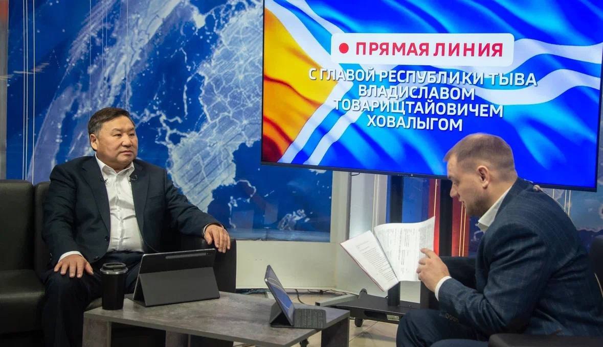 Министр финансов Тувы Орлан Достай сообщил о выплате зарплат и их повышении с нового года  Министр финансов Республики Тыва Орлан Достай прокомментировал вопросы жителей о заработной плате заданные во время прямой линии с Главой Тувы Владиславом Ховалыгом Он сообщил что финансирование декабрьских выплат началось а с 1 января зарплаты бюджетников будут проиндексированы Как заявил министр Министерство финансов с 9 декабря начало финансирование заработной платы перечислив средства главным распорядителям бюджетных средств В настоящее время учреждения осуществляют перечисления своим сотрудникам Мы держим ситуацию под контролем и работаем над тем чтобы средства дошли до людей в кратчайшие сроки отметил Орлан Достай Кроме того он проинформировал о повышении оплаты труда с 1 января 2026 года Подробнее здесь