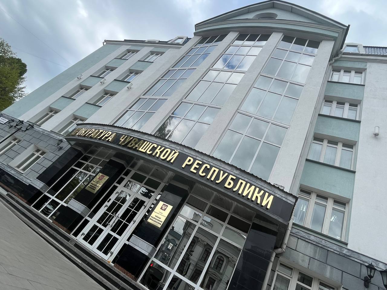 Прокуратура Чувашии направила в суд уголовное дело в отношении главы Моргаушского муниципального округа обвиняемого в закупке некачественного жилья для сирот Его действия квалифицированы по 4 эпизодам преступлений предусмотренных ч 1 ст 285 УК РФ злоупотребление должностными полномочиями В период с 2020 по 2021 гг являясь заместителем главы администрации Моргаушского района он организовал приобретение в муниципальную собственность 7 квартир для обеспечения жильем лиц из числа детей сирот При этом указанные жилые помещения не отвечали санитарным и техническим нормам В частности стены жилых помещений не были надлежащим образом утеплены что не позволяло проживать в квартирах в холодное время года  В результате указанных действий бюджету муниципалитета причинен ущерб в размере более 13 млн рублей Кроме того нарушены права сирот которые были лишены возможности проживать в переданных им жилых помещениях Уголовное дело направлено прокуратурой в Моргаушский районный суд для рассмотрения по существу