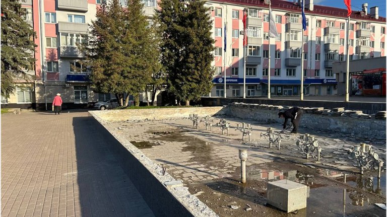 В Брянске дождался ремонта разрушенный фонтан на площади Партизан Фото опубликовали в соцсетях. ƃℾ подписаться прислать новость