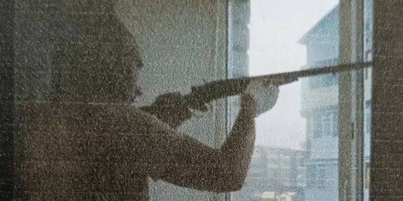 Житель Находки решил пострелять с балкона и попал в полицию В дежурную часть городского отдела МВД поступило сообщение гражданки о стрельбе с балкона на ул. Мичурина, 10. Прибывшие на место сотрудники полиции установили личность 53-летного гражданина, причастного к инциденту. Мужчина рассказал, что он со своими знакомыми решил пострелять в воздух с балкона его квартиры из охотничьего ружья, которое у него хранилось дома. Все участники инцидента доставлены в отдел полиции. Оружие изъято и направлено на экспертизу. Установлено, что охотничье ружье у мужчины хранится законно, зарегистрировано в установленном порядке. Полиция проводит проверку. По результатам проверки будет принято решение в соответствии с законодательством.