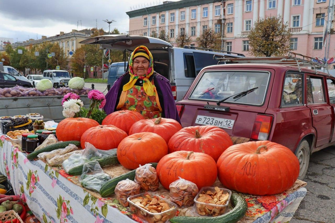 В мэрии Йошкар Олы сообщили что в ноябре в столице пройдут три сельскохозяйственные ярмарки Они состоятся 15 22 и 29 ноября На ярмарке свои товары представят местные фермеры и производители а в продаже будут хлеб мясо молочная продукция мёд овощи фрукты и дары леса Кроме того здесь можно будет приобрести изделия народных умельцев и сувениры ручной работы Мероприятия традиционно пройдут в центре столицы на площади имени В И Ленина Фото Петр Васильев Подписывайтесь на наш канал в МАХ