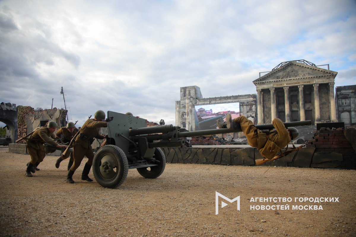 В кинопарке «Москино» проходят показы кинотеатральной исторической реконструкции «Победа! Знамя над Рейхстагом!» Сюжет рассказывает о последних днях Великой Отечественной войны, для спектакля на натурной площадке «Рубежи обороны» возвели копию здания Рейхстага. Сегодняшний показ посетил сербский режиссер Эмир Кустурица. «Москва»