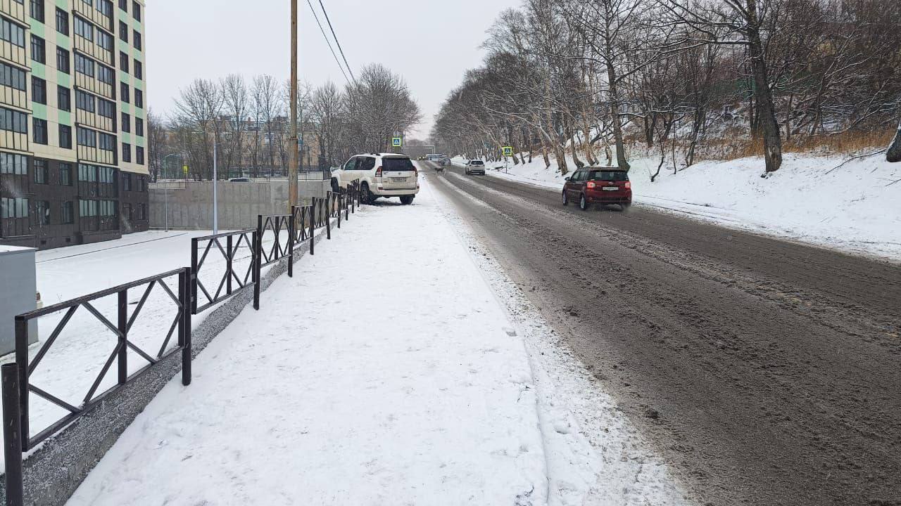 Ребенка сбили на тротуаре в Петропавловске  Как стало известно «ЧП Камчатка», сегодня днем в районе улицы Арсеньева 43-летний водитель автомобиля "Тойота Лэнд Крузер Прадо", не справился с управлением, выехал на тротуар, где совершил наезд на 8-летнего пешехода.   Ребенок доставлен в медицинское учреждение.   В обстоятельствах произошедшего разбираются сотрудники Госавтоинспекции.