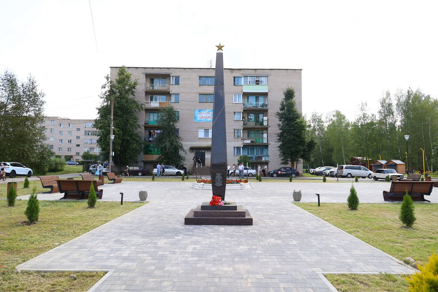 Александр Дронов поручил озеленить территорию у стелы воинской доблести в Сольцах  Александр Дронов возложил цветы к стеле воинской доблести в Сольцах и осмотрел общественную территорию рядом с монументом. Звание «Город воинской доблести» окружному центру присвоили в 2023 году, а уже в следующем в Сольцах появилась пятиметровая гранитная стела с табличкой «За мужество, стойкость и героизм, проявленные в годы Великой Отечественной войны 1941-1945 годов». Благоустройство территории вокруг стелы провели в рамках региональной программы «Формирование комфортной городской среды» национального проекта «Инфраструктура для жизни».  Врио губернатора предложил главе округа сделать аллею или высадить деревья по периметру, а где-то, может быть, декоративные кустарники. Здесь не хватает зелени и тени, которую она создает.