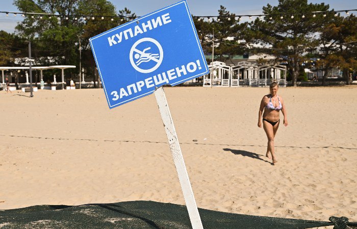 Часть защитного вала на берегу Черного моря в Анапе разберут из-за отсутствия новых выбросов мазута "Также вал нужно разобрать, чтобы завершить очистку пляжей, так как сама насыпь сделана из песка, который содержит фрагменты мазута. И без его очистки невозможно завершить работу на берегу", - сообщает оперштаб Краснодарского края. Фото: Игорь Онучин/ТАСС