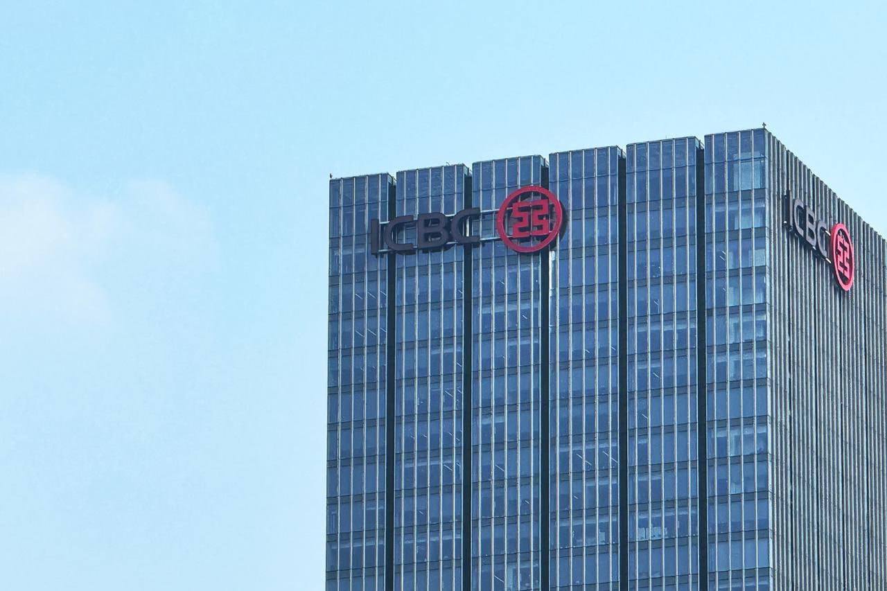 Китайский ICBC открыл первый в Турции юаневый клиринговый банк Китайский государственный Industrial and Commercial Bank of China ICBC официально запустил клиринговый банк в Стамбуле Эта инициатива направлена на упрощение использования национальных валют в двусторонней торговле и инвестициях и снижение зависимости от доллара США Запуск следует за решением Народного банка Китая назначить ICBC Türkiye официальным клиринговым банком работающим с юанем В церемонии открытия приняли участие порядка 400 представителей финансовых учреждений министерств и бизнес сообществ обеих стран Клиринговый банк должен облегчить расчеты в юанях между странами снизить транзакционные издержки и валютные риски Одновременно ICBC и UnionPay запустили первую в Турции мультивалютную дебетовую карту и двухвалютную кредитную карту UnionPay расширяя возможности трансграничных платежей и розничных финансовых услуг для компаний и потребителей Торговля между странами достигла 42 9 млрд в 2024 году а прямые инвестиции Китая в Турцию составляют около 3 2 млрд что подчеркивает растущий уровень экономической интеграции