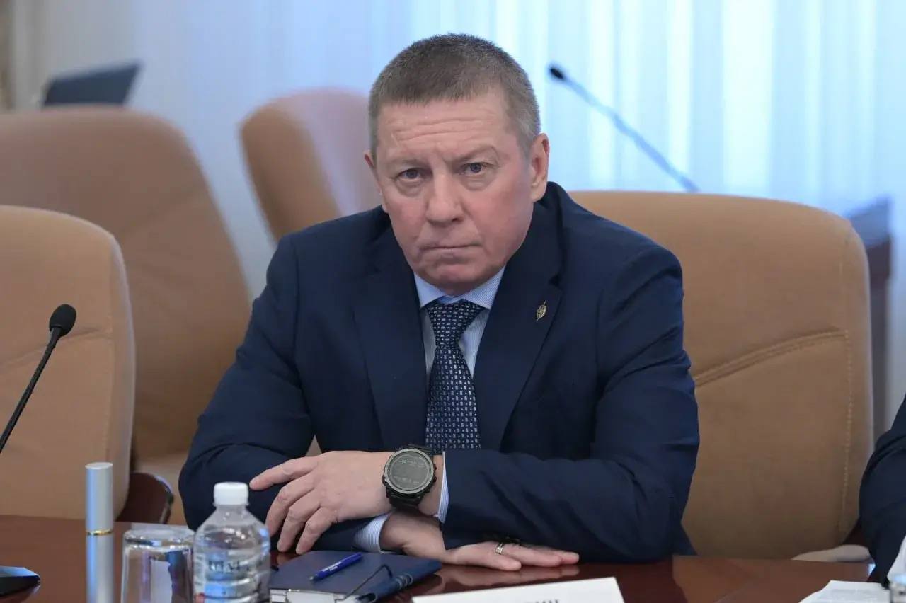 Координировать работу с правоохранительными органами в правительстве края будет Игорь Гуревич Накануне представил его коллегам Игорь Юрьевич коренной хабаровчанин У него блестящее образование и большой опыт службы в Вооружённых силах органах МВД и войсках национальной гвардии РФ Имеет множество наград в том числе медаль За отвагу и медали ордена За заслуги перед Отечеством I и II степеней Рассчитываю что новый начальник главного управления правительства Хабаровского края по взаимодействию с правоохранительными органами подхватит в целом стабильную работу Однако есть направления которые сегодня в приоритете и их необходимо усилить В частности задачи связанные со специальной военной операцией Подписывайтесь на мой канал в МАХ