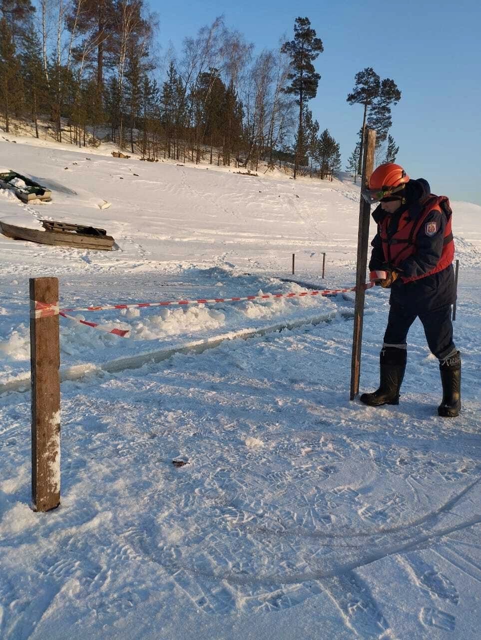 В районе залива Шумиха запретили выезд на лёд  Для этого вырыли глубокую траншею. В администрации Дивногорска прокомментировали: такая мера вынужденная, ведь несмотря на конец февраля, лёд на акватории водохранилища до сих пор не встал, его толщина не достигла нормативных показателей, чтобы открыть официальный автозимник. По словам специалистов, на красноярском море сейчас нет безопасных мест для передвижения на автомобиле. Даже пешие прогулки требуют особой осторожности, особенно в районе правого берега и у скал залива Бирюса. Акваторию регулярно патрулируют. Нарушителям грозит штраф.  Фото: администрация Дивногорска