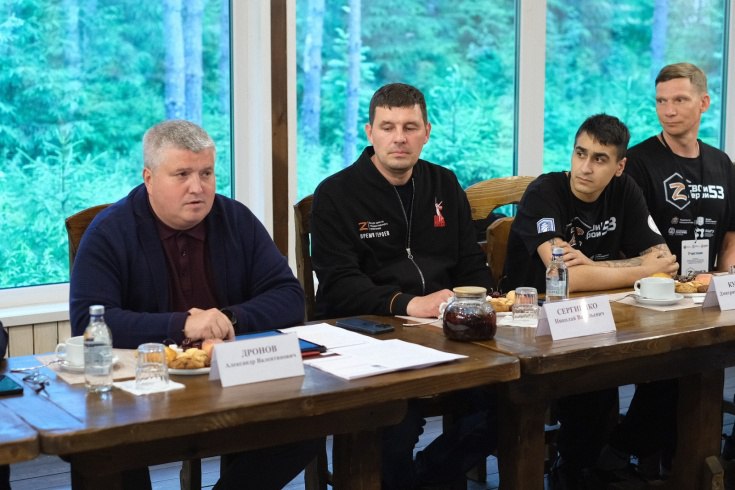 Александр Дронов встретился с участниками проекта «СВОи герои 53» В Новгородской области стартовал первый очный модуль обучения для ветеранов специальной военной операции «СВОи герои 53». Проект «СВОи герои 53» является региональным продолжением федеральной программы «Время героев», которая реализуется по инициативе Президента России. Он позволит участникам получить навыки госуправления и занять должности в органах власти или на предприятиях региона. Для участия в программе были отобраны 30 человек, 20 из них имеют высокие государственные награды: ордена Мужества, медали «За отвагу», «За храбрость», «За отличие в охране общественного порядка», «За спасение погибавших», медаль Суворова, медаль Жукова, медаль ордена «За заслуги перед Отечеством» II степени. С участниками проекта пообщались врио губернатора Александр Дронов и председатель областной думы Юрий Бобрышев.