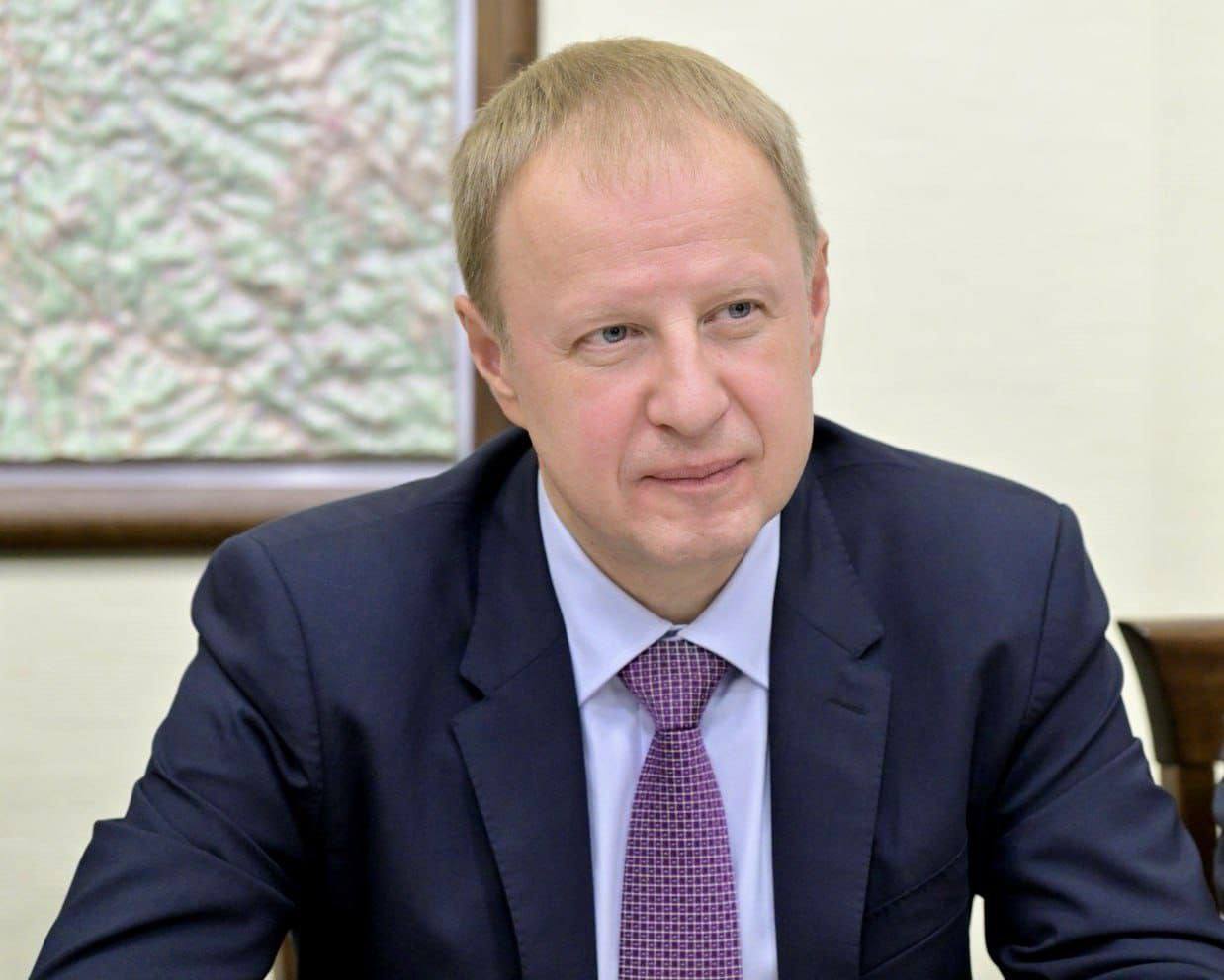 В преддверии очередного отопительного сезона поручил коллегам из правительства подготовить вместе с депутатами поправки в краевое законодательство, касающееся начисления компенсаций за услуги ЖКХ для льготников. Это касается и многодетных семей, и людей с ограниченными возможностями здоровья, и ветеранов и многих других жителей нашего края.  Сейчас в некоторых районах размер компенсаций рассчитывают исходя из норматива на весь год, не учитывая отдельно отопительный период. В итоге нормативы потребления ресурсов оказываются ниже фактического потребления в холодное время года, и сумма компенсации не покрывает расходов. Такая ситуация сложилась в 17 районах края, где живут около 75 тысяч льготников.  Внесение поправок в законодательство, которые предполагают, что во всех муниципалитетах компенсация будет рассчитываться с учетом норматива на отопительный период, безусловно, потребуют дополнительных расходов. Поставил задачу найти решение этого вопроса, чтобы к традиционной осенней корректировке бюджета все необходимые документы и обоснования были готовы.  Сейчас компенсацию за коммуналку могут получить около 355 тысяч льготников. С начала года на эти выплаты было направлено уже 2,4 миллиарда рублей из бюджета, а на весь год на сегодняшний день заложено около 4,3 миллиарда рублей.   Это очень востребованная у жителей края мера поддержки. Отдельно подчеркиваю: при внесении изменений в законодательство людям ничего дополнительно делать не нужно, размеры компенсаций перерассчитают автоматически.