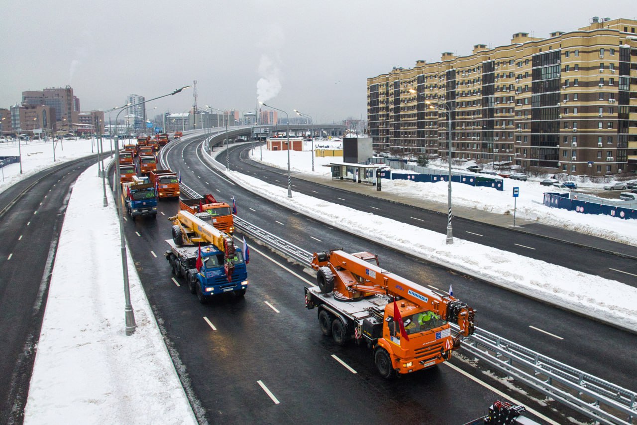 Сергей Собянин открыл дублёр Калужского шоссе в Коммунарке Трасса имеет выходы на МКАД и на дорогу Солнцево Бутово Варшавское шоссе Улучшит транспортное обслуживание большого московского района Коммунарка где живут более 150 тысяч человек и в целом снизит нагрузку на Калужское шоссе сказал на церемонии градоначальник Подписаться на Говорит Москва Telegram VK MAX