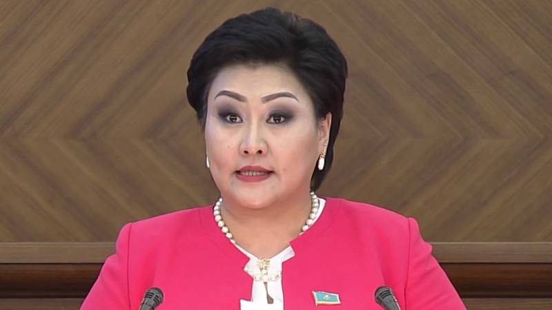 В Сети появилось видео с Бакытгуль Хаменовой на тое Мы узнали у КУИС что происходит Там напомнили что у бывшей чиновницы отсрочка наказания на три года из за маленького ребенка Ей запрещено выезжать за пределы Казахстана она должна регулярно отмечаться в службе пробации Но на культурно массовые и другие мероприятия ходить можно То есть на тое Бакытгуль Хаменова находиться могла Напомним Хаменова ранее занимала должность замакима Атырауской области Но ее признали виновной в получении взятки За помощь в установке памятника Абаю Дали 7 лет Казахстанцам же она больше запомнилась тем что предлагала переименовать Астану в город Елбасы