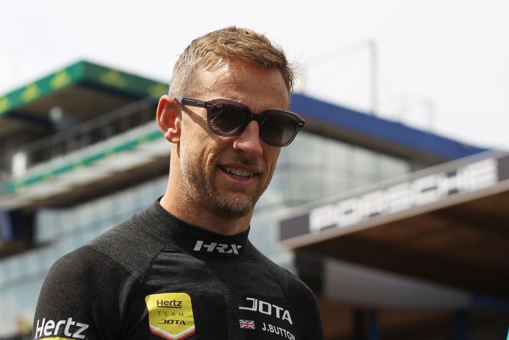 Чемпион Формулы 1 объявил об уходе из автоспорта Британский автогонщик Дженсон Баттон в 2009 м выигравший Формулу 1 с Brawn заявил Би би си что завершит карьеру гонкой Восемь часов Бахрейна 8 ноября Баттон ушел из Формулы 1 в 2016 году на его счету 15 побед в 306 гонках за 18 сезонов После этого он участвовал в гонках в разных классах а последние два сезона выступает в чемпионате мира по гонкам на выносливость WEC за команду Jota 45 летний Баттон объяснил что его жизнь стала слишком насыщенной и он не хочет упускать возможность провести время со своими маленькими детьми Getty Images Подписаться на РБК Спорт