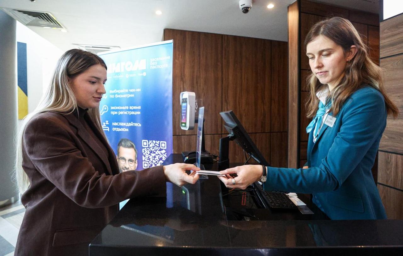 Россияне смогут заселяться в отели по QR коду вместо бумажного паспорта с 28 марта Для заселения можно будет использовать цифровой ID Он формируется на базе данных Госуслуг и доступен гражданам РФ старше 18 лет Понадобится загранпаспорт нового образца или водительские права подтверждённая учётная запись на Госуслугах регистрация в Max и смартфон с поддержкой биометрии QR код обновляется каждые 30 секунд сделать скриншот невозможно Отель увидит только статус подтверждения личности без персональных данных Цифровой ID действует только на одном устройстве tipical vizovik