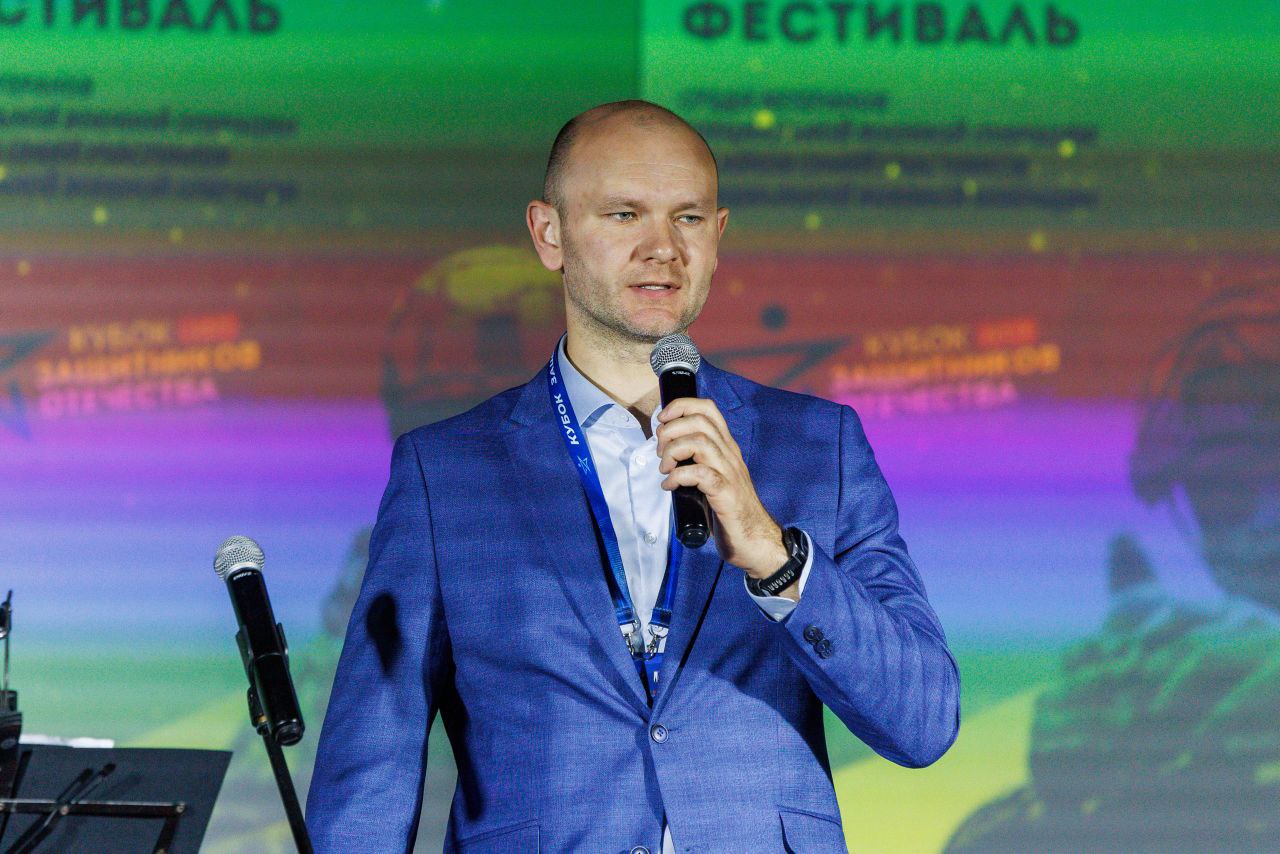 В Южно-Сахалинске в рамках спортивного мероприятия «Кубок Защитников Отечества» прошел межрегиональный патриотический фестиваль Это событие собрало множество людей, объединённых общей целью — поддержкой и уважением к тем, кто защищает нашу Родину. Участники всех возрастов из разных регионов читали стихи и пели авторские песни. Магаданскую область на фестивале представила дочь погибшего защитника Отечества Лидия М. Лидия прочитала стих «Прощай командир» Юрия Вологодонского из сборника произведений участников СВО «Нет уз святее товарищества». «Патриотический фестиваль позволяет через эмоции говорить о событиях специальной военной операции языком тех, кто их пережил. И сегодня мы видим здесь достаточно много талантливых людей, которые в творческой форме выражают эмоции», – отметил начальник управления по общественным проектам фонда «Защитники Отечества» Михаил Артамонов.