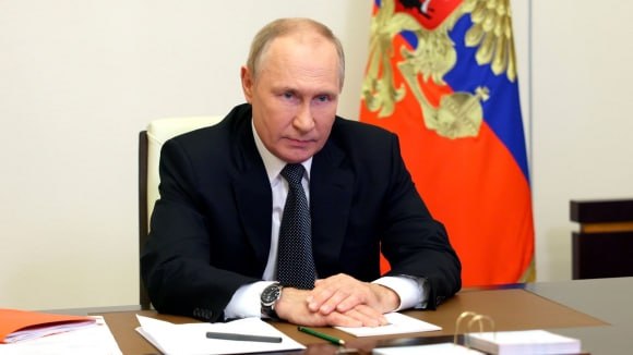 Путин поручил создать на Дальнем Востоке центр разработок в градостроительстве Президент России Владимир Путин по итогам рабочей поездки в Магадан поручил правительству создать на Дальнем Востоке организацию которая будет заниматься научными разработками в сфере градостроительства сообщается в понедельник на сайте Кремля Подробнее   www ancb ru news read 20244 Путин Магадан ДФО градостроительство