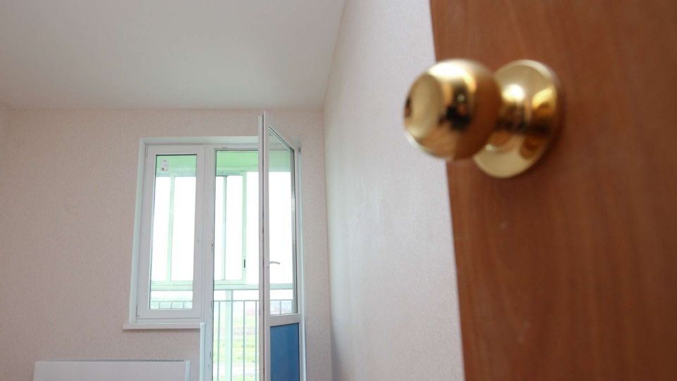 Регистрацией недвижимости в Крыму займутся Росреестр и Роскадастр СИМФЕРОПОЛЬ 28 дек РИА Новости Крым Полномочия по регистрации недвижимости в Крыму переданы на федеральный уровень Соответствующий закон опубликован на официальном портале правовой информации В связи с прекращением исполнительными органами Республики Крым и города Севастополя отдельных полномочий органа регистрации прав принадлежащее на праве оперативного управления таким исполнительным органам имущество находящееся в государственной собственности Республики Крым или города федерального значения Севастополя не позднее 31 декабря 2025 года передается в федеральную собственность сказано в документе В соответствии с документом 1 января 2026 года полномочия по регистрации прав собственности и кадастровому учету Подробнее