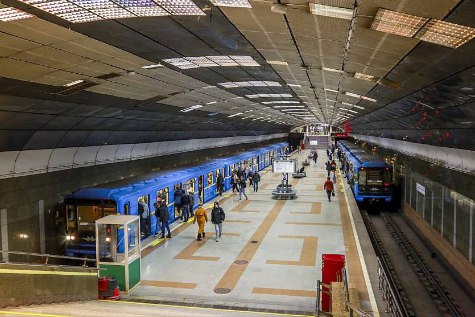 В плане Новосибирска утвердили две новые станции метро В Новосибирске в очередной раз обновили проект планировки города В документ в числе прочего внесли новые объекты метрополитена а также трамвайную линию По планам муниципалитета на пересечении Гусинобродского шоссе и улицы Волочаевской должен появиться пересадочный узел с трамвайными и автобусными остановками и станцией метро Молодежная Далее Дзержинскую линию хотят продлить до пересечения ГБШ с улицей Доватора где предполагается создать вторую станцию подземки Гусинобродская От Золотой Нивы до перспективной Молодежной планируется пробить тоннель длинной почти четыре километра Тем временем над землей дорогу по улице Бориса Богаткова предполагается продлить от пересечения с Доватора до Волочаевской и Коминтерна Все эти масштабные планы власти хотят реализовать к 2030 году