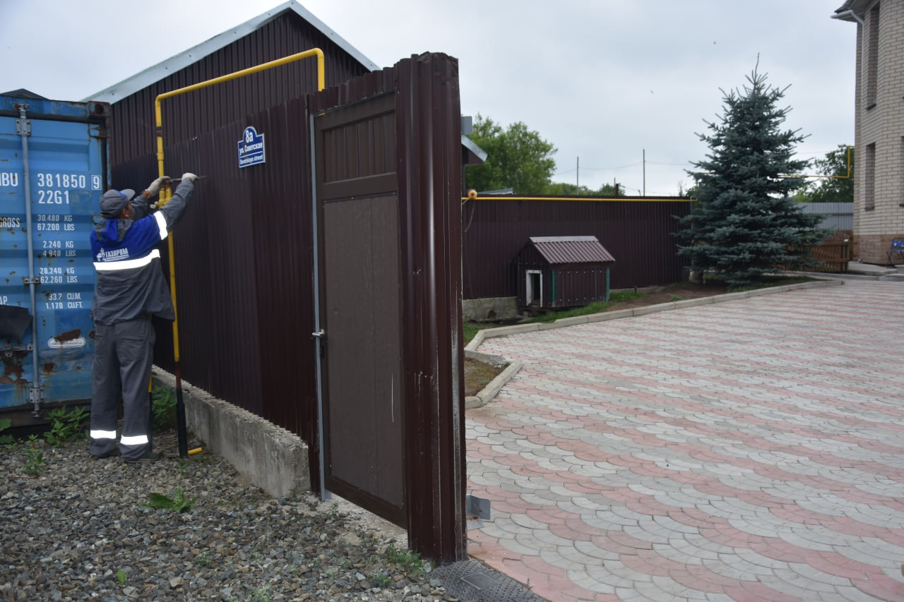 Догазификация в Долинском районе продолжается В селе Стародубском к сетям газоснабжения подключили десятого абонента. Сегодня работы по прокладке внутридворовых газовых сетей ведутся на улицах Набережной, 71а и Советской, 8а. Подключение к газовой сети – это важный шаг в улучшении качества жизни наших граждан, и мы последовательно работаем над этим. Программа газификации региона находится под личным контролем губернатора Сахалинской области Валерия Лимаренко. Поставлена задача максимально газифицировать регион. Чтобы подать заявку на подключение, жильцы частых домовладений могут обратиться в отдел капитального строительства администрации Долинского муниципального округа по телефону 8 42442 2-76-77.