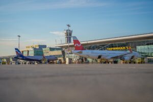 В аэропортах Казани и Нижнекамска сняли временные ограничения В Казани и в аэропорту Бегишево Нижнекамск сняты ограничения на прием и вылет воздушных судов. Об этом сообщает Росавиация. Ограничения были введены ранее в целях обеспечения безопасности гражданской авиации. Подписаться Сообщить новость