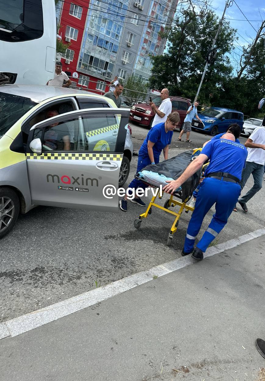 Водителя увозит скорая помощь  Наш источник сообщает, что водитель может быть под алкоголем.