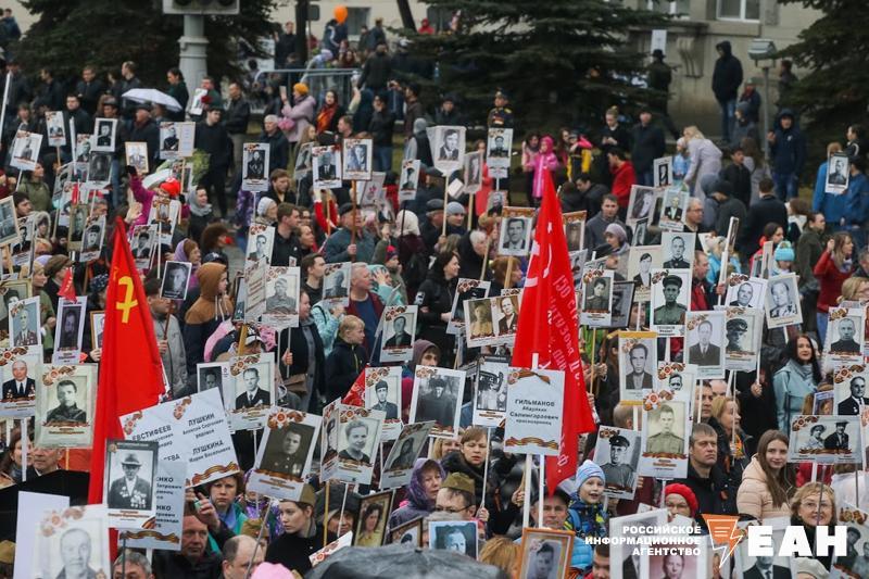 Челябинцам рассказали о запретах во время шествия «Бессмертного полка» Списки разрешенных и запрещенных вещей и действий опубликовала администрация города. Нельзя: приносить оружие, колюще-режущие предметы; находиться в алкогольном или наркотическом опьянении; проносить любую жидкость, в том числе воду; использовать атрибутику с символикой политических партий, предприятий, некоммерческих организаций, иных движений и инициативных групп; использовать слоганы и надписи, не относящиеся к мероприятию и скандировать политические и другие не относящиеся к акции лозунги. Можно: нести в руках штендер с портретом своего героя, его именем, фамилией и годами жизни; использовать георгиевскую ленту и Знамя Победы, нести флаг РФ; брать с собой небольшие сумки и рюкзаки для личных вещей. Шествие «Бессмертного полка» пройдет на проспекте Ленина в День Победы. Начало намечено на 13:30. Колонна будет двигаться со стороны ЮУрГУ по направлению к площади Революции.